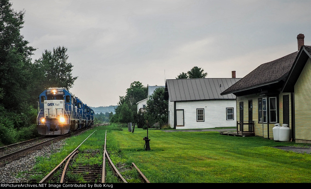 GMTX 2617 leads a southbound light power move past the exCV depot in